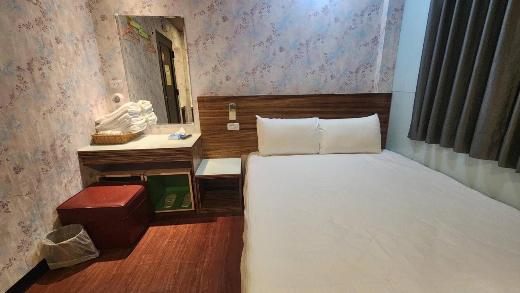 Yung Feng Hotel Цзілун Екстер'єр фото