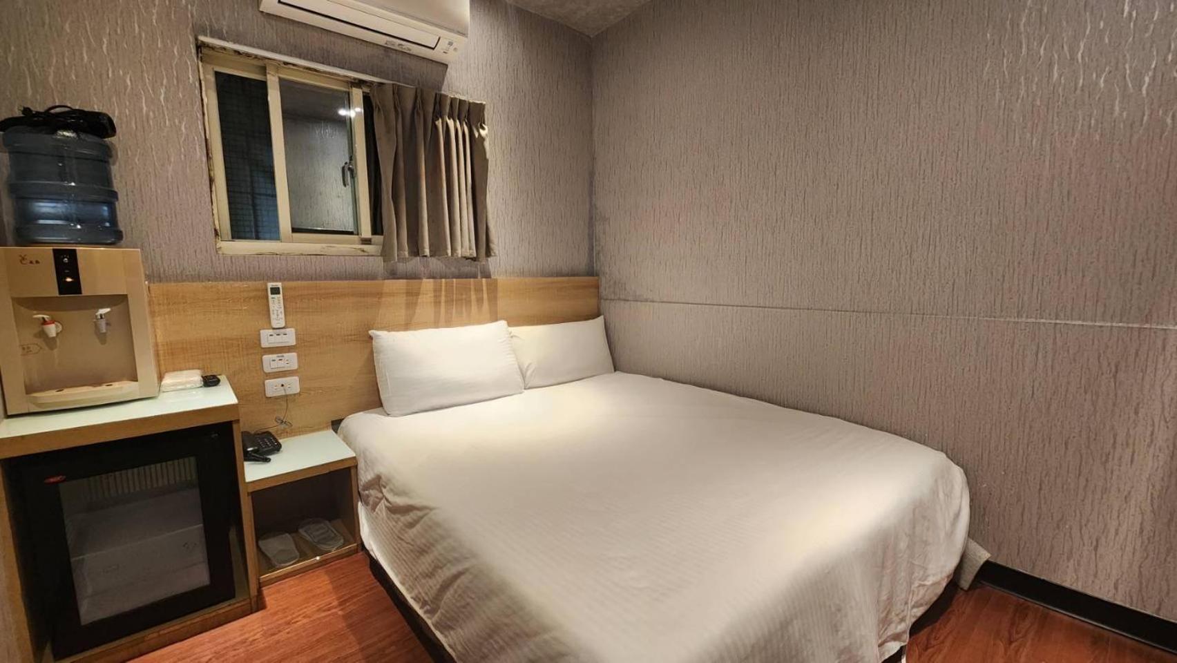 Yung Feng Hotel Цзілун Екстер'єр фото